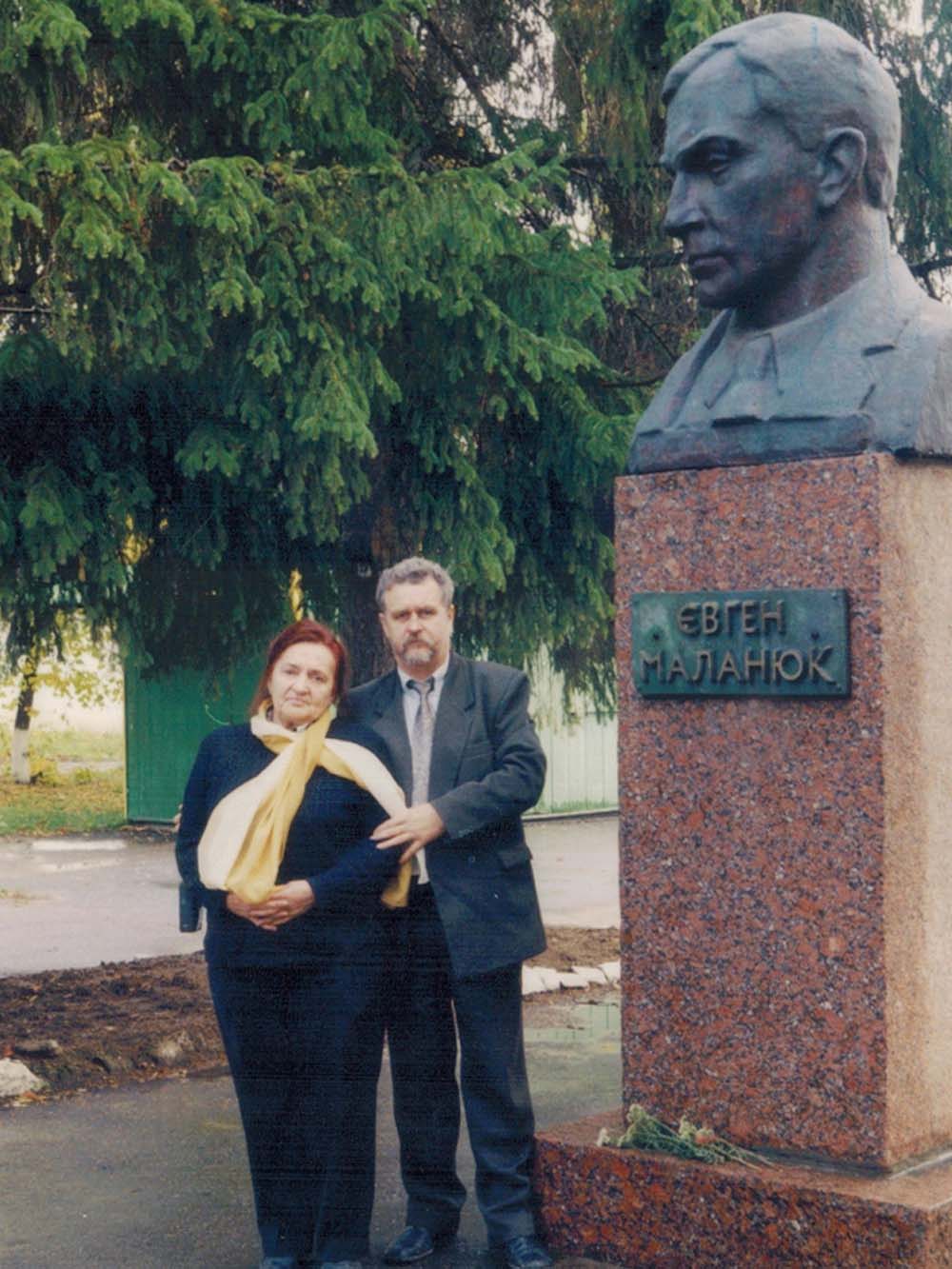 Біля пам’ятника Євгену Маланюку