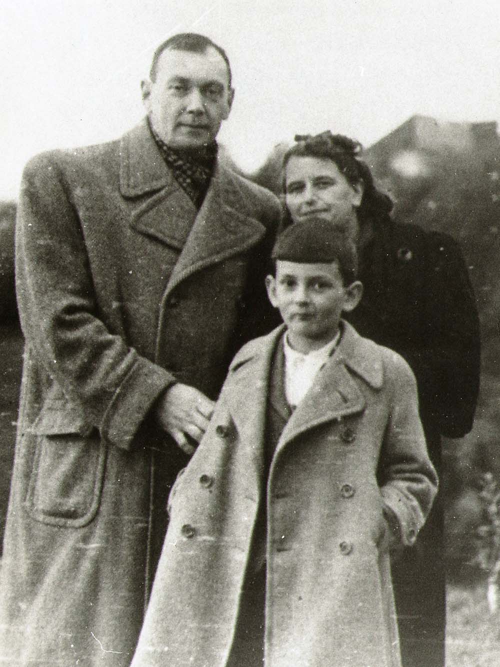 Євген Маланюк з родиною